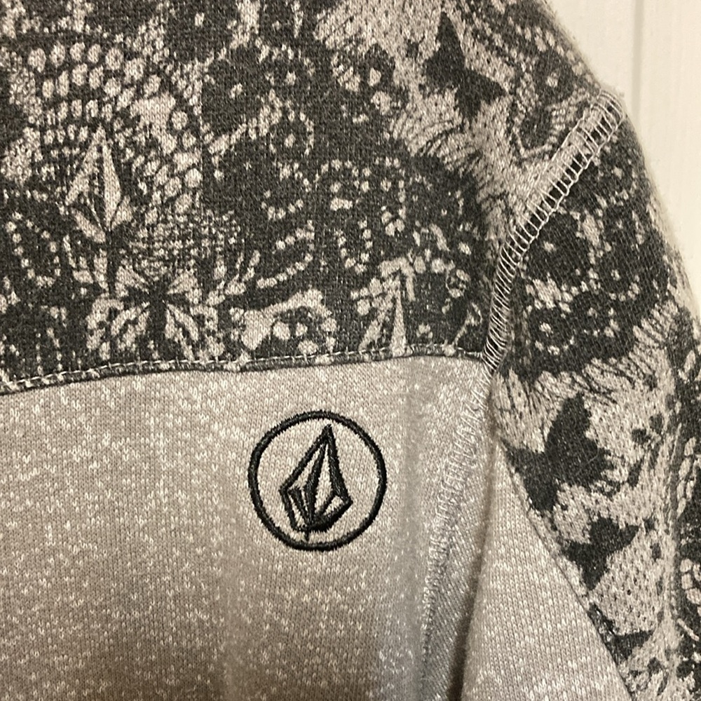 3/$20 bundle and save… 
Cute pullover large - Picture 8 of 11